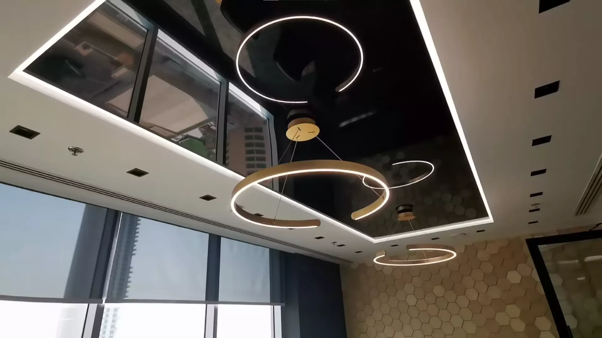 Двухуровневые натяжные потолки в зал, фото 1