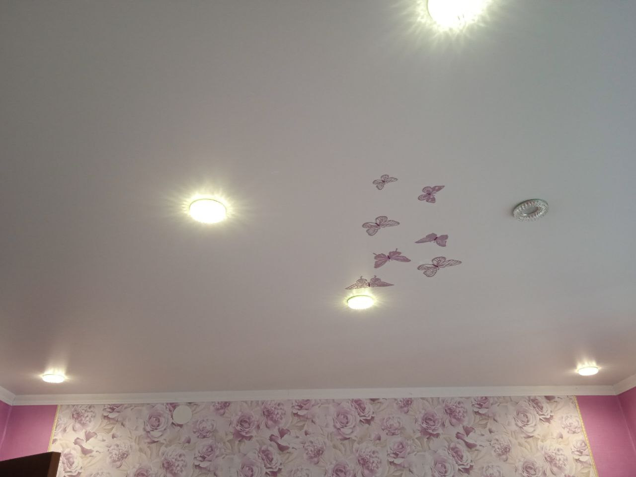 Натяжной потолок в детскую с точечными светильниками, фото 1